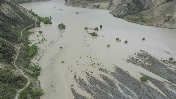 Vista de un lago creado por el terremoto en el río Conway cerca de Kailoura (Nueva Zelanda). Un seísmo de 5,8 grados de magnitud en la escala abierta de Richter sacudió Nueva Zelanda, réplica del terremoto de 7,8 grados que anoche causó dos muertos y originó una alerta de tsunami