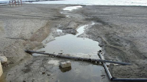 Deficiente canalización de aguas residuales en una playa andaluza