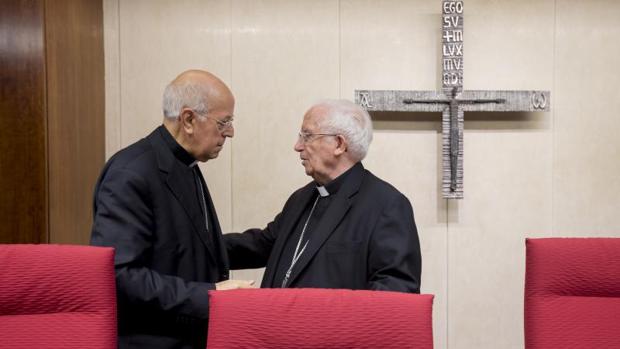 El cardenal Ricardo Blázquez saluda al cardenal de Valencia, Antonio Cañizares durante la Asamblea Plenaria