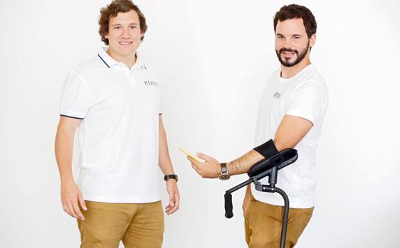 «Nadie ha visto nada igual»: dos jóvenes españoles fabrican las primeras muletas que no causan dolor