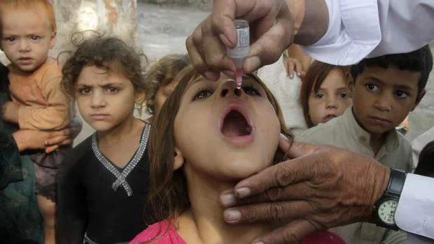 Vacuna contra la polio administrada a niños en Afganistán, concretamente en la població de Jalalabad