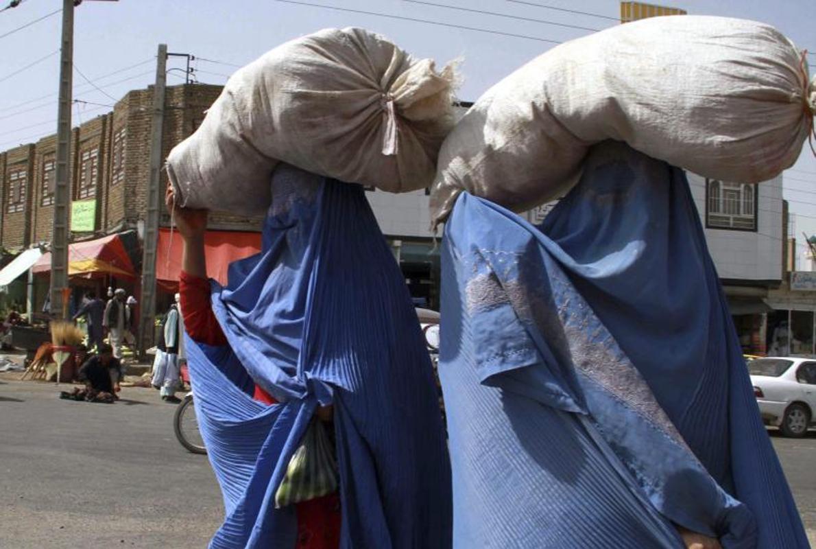 Dos mujeres caminan por una calle de Herat (Afganistán) vestidas con un burka