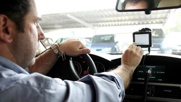 Un conductor busca una ruta en su GPS