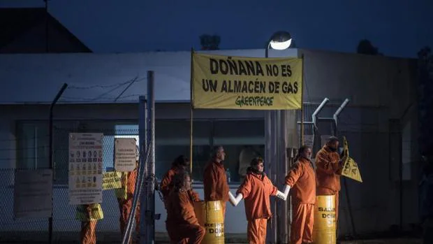 Activistas de Greenpeace protestan en las instalaciones de Gas Natural situadas en el entorno de Doñana, a cuya entrada han montado un campamento