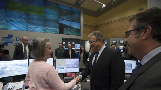 El ministro del Intrerior durante su visita esta mañana al centro de control de tráfico de la Dirección General