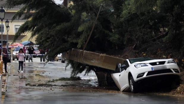 Varios coches afectados tras la caída de un muro en la urbanización "El Mirador del Río" situada en Los Barrios (Cádiz) como consecuencia de las lluvias registradas en la región