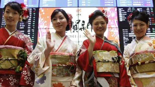 Cuatro mujeres japonesas, vestidas con el kimono tradicional del país