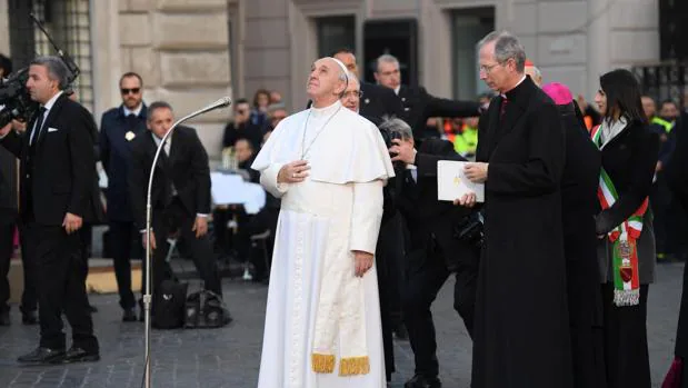 El Papa Francisco venera la imagen de la Inmaculada Concepción en la Plaza de España en Roma (Italia)
