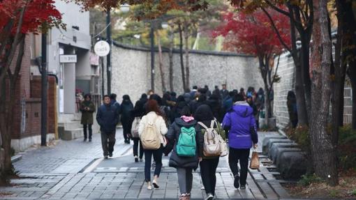 Jóvenes surcoreanos con sus padres llegan a Dukusin Girls High School de Seúl (Corea del Sur ) para realizar la prueba de aptitud escolar