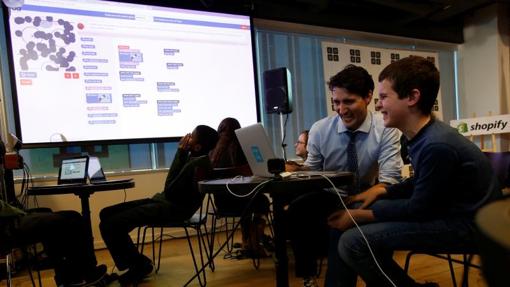 El primer ministro de Canadá durante una olimpiada de programación de alumnos de secundaria en Otawa (Canadá)