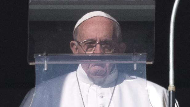 El Papa Francisco preside la oración del Ángelus, ayer jueves 8 de diciembre y fiesta de la Inmaculada Concepción, en la Plaza de San Pedro del Vaticano