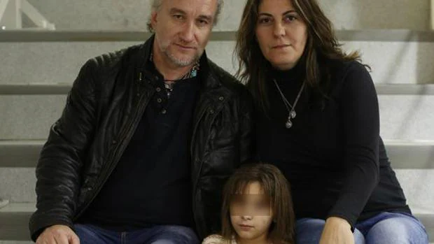 Nadia Nerea, junto a sus padres