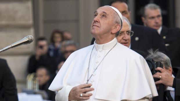 El Papa Francisco venera la imagen de la Inmaculada Concepción, en la Plaza de España en Roma