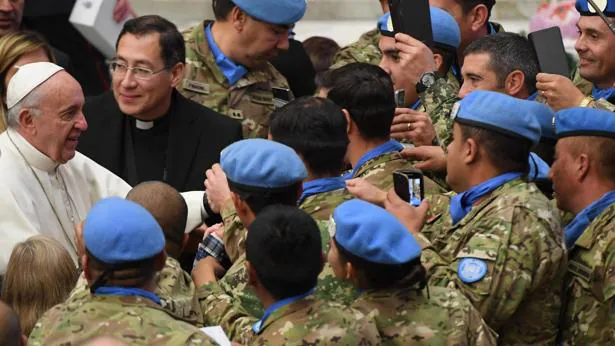 El Papa Francisco saluda a unos militares de la ONU durante la audiencia general de los miércoles en el Vaticano