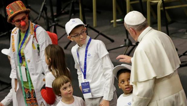 Francisco se reúne en el Vaticano con pacientes y médicos del hospital pediátrico Bambino Gesù