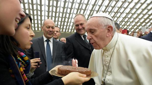 El Papa Francisco recibe de regalo un pastel durante la audiencia general