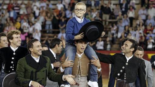 Adrián es sacado a hombros de la Plaza de Toros de Valencia