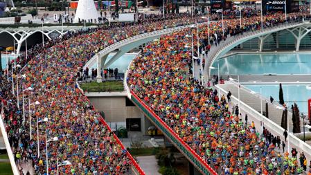 19.000 corredores participan en una carrera en Valencia