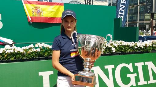 María Dolores López posa con el trofeo de campeona del Roland Garros sub13