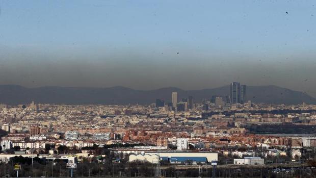 Las lluvias y el viento no quitarán la «boina» a Madrid hasta la próxima semana