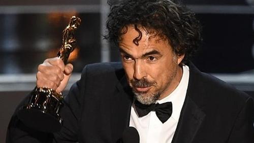 El director mexicano Alejandro González Iñárritu con su nuevo Óscar