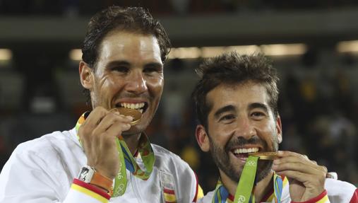 Los tenistas españoles Rafael Nadal y Marc López muerden la medalla de oro