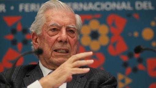 Mario Vargas Llosa durante la presentación de su libro, «Cinco Esquinas», en la Feria Internacional del Libro de Guadalajara