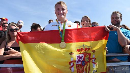 Marcus Walz disfrutando de su primera posición con la bandera española