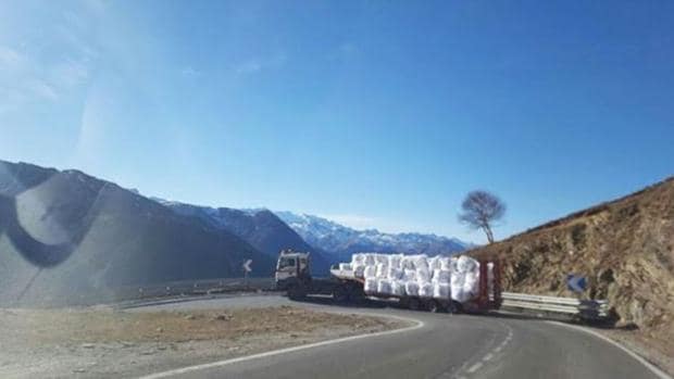 Camión transportando nieve hacia las pistas de Baqueira-Beret