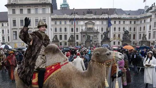 Cabalgata de los Reyes Magos frente al PalacioPresidencial de Praga