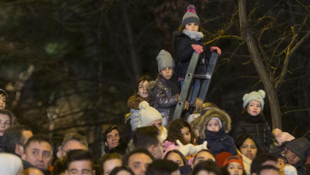 Público durante la cabalgata de Reyes Magos de 2016 en Madrid