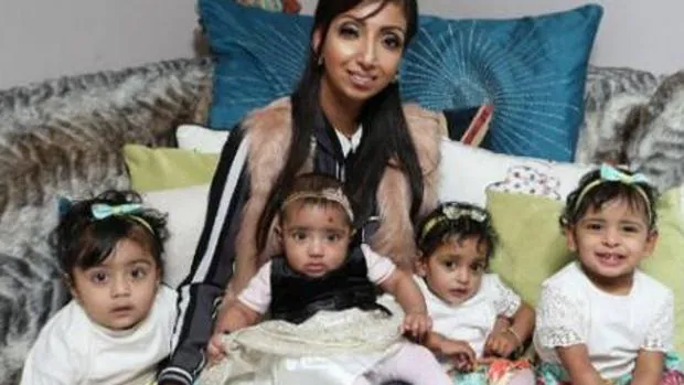 Lytina Kaur posa junto a sus cuatro hijas