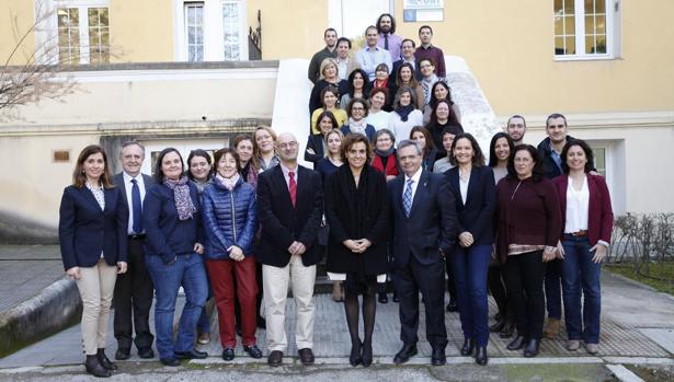 Dolors Montserrat, en la sede la ONT, con el plantel que forma parte de la organización