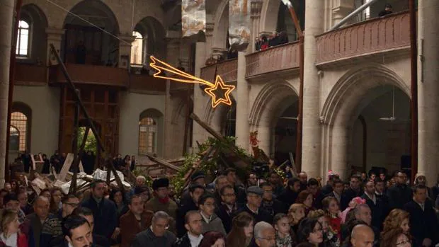 Cristianos de Irak celebrando la Navidad en la Catedral de Alepo, destrozada por la guerra