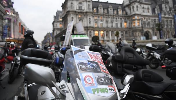 Motocicletas en París donde muestran carteles en contra de la medida anticontaminación