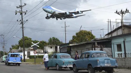 Llegada del Air Force One a La Hababa es la fotografía ganadora en su categoría, del cubano Yander Alberto Zamora de los Reyes