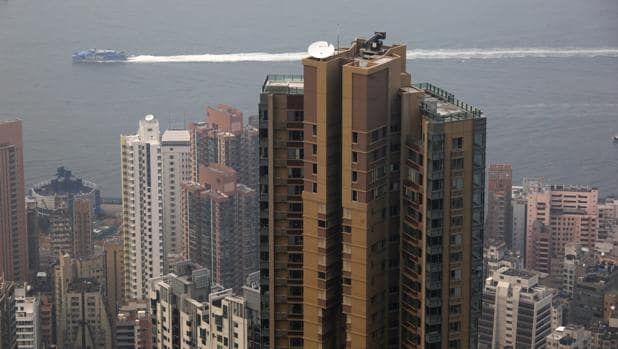 Un bloque de viviendas de lujo visto desde el el Pico Victoria, en la ciudad china de Hong Kong