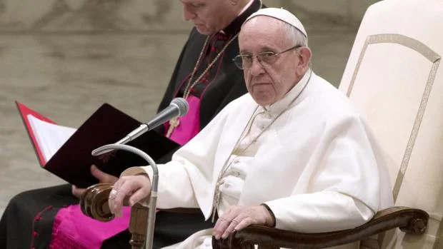 El papa Francisco (d) preside la audiencia general de los miércoles en el Aula Nervi en el Vaticano