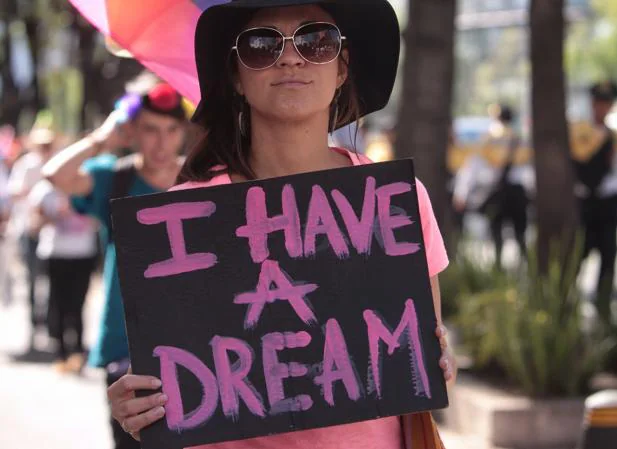 Un integrante de la comunidad Lésbico, Gay, Bisexual, Transexual, Transgénero e Intersexual (LGBTTI) sostiene un cartel durante la cuarta marcha denominada «Soy ciudadano como tú», hace una semana en México