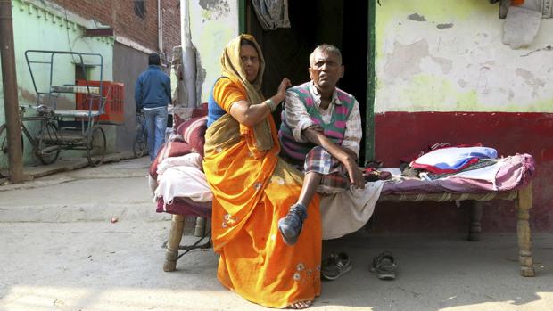 Los enfermos de lepra Mansoor Alam (d) y Naseema, el pasado 24 de enero en el pueblo de los leprosos en la capital india, temen que su casa sea demolida