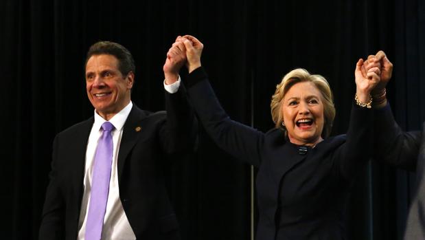 El gobernador de Nueva York , Andrew Cuomo (izquierda) junot a la excandidata demócrata Hillary Clinton