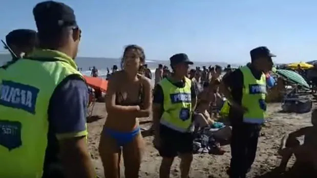 Jóvenes discutiendo con la Policía en la playa