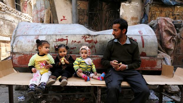 Un yemení junto a sus tres hijos