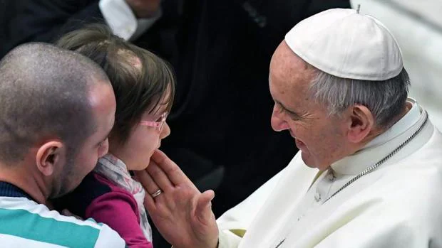 El papa Francisco saluda a una niña durante la audiencia general de los miércoles en el Aula Pablo VI del Vaticano
