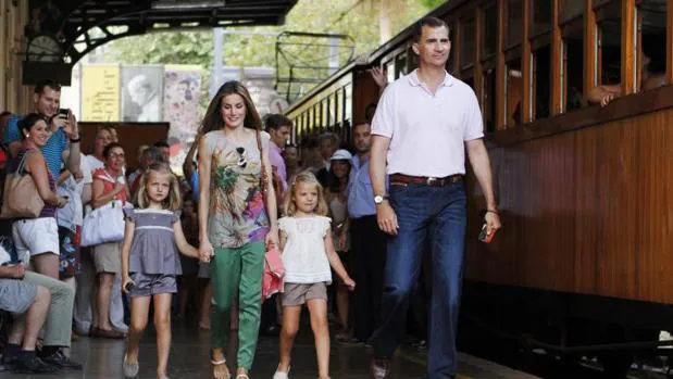 Los Reyes, entonces Príncipes de Asturias, y sus hijas, fueron de excursión en el tren de Sóller en agosto de 2012