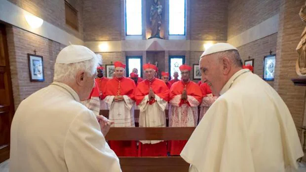 Francisco presenta a Benedicto XVI a los nuevos cardenales creados en el Consistorio de noviembre de 2016