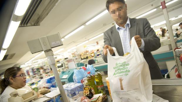 El Gobierno quiere que las bolsas de plástico dejen de ser gratuitas desde 2018