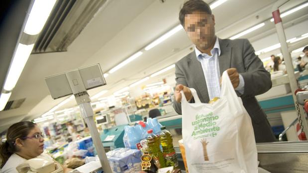 Competencia recomienda establecer un impuesto para disuadir sobre el uso de bolsas de plástico