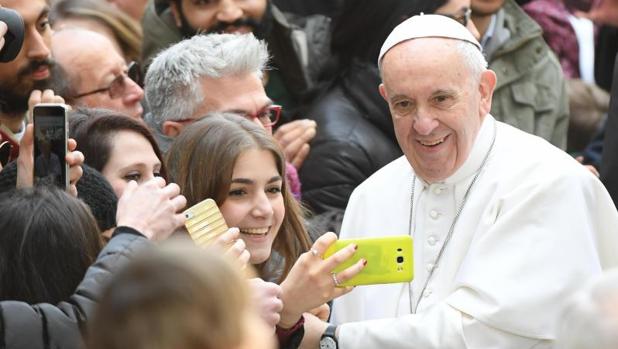 El Papa se fotografía con una alumna durante su visita a la Universidad de Roma Tre