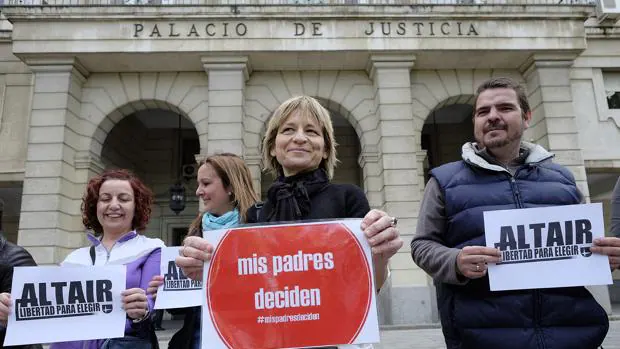 Protesta de padres del colegio Altair de Sevilla ante el TSJA